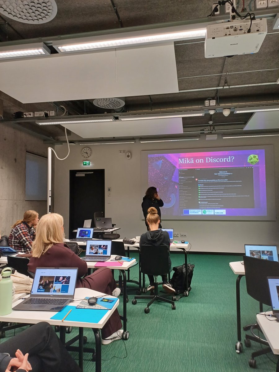 Työpajassa tutustuttiin myös Discordin käyttöön.