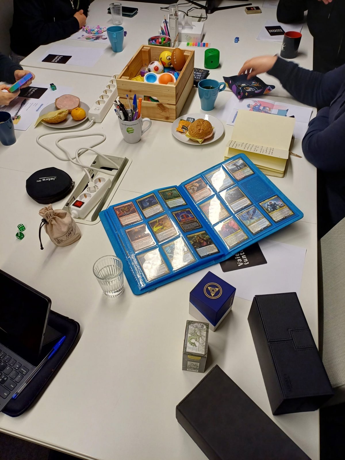 Yksi osallistuja oli tuonut mukaan näytille myös Magic the Gathering -korttipakan.